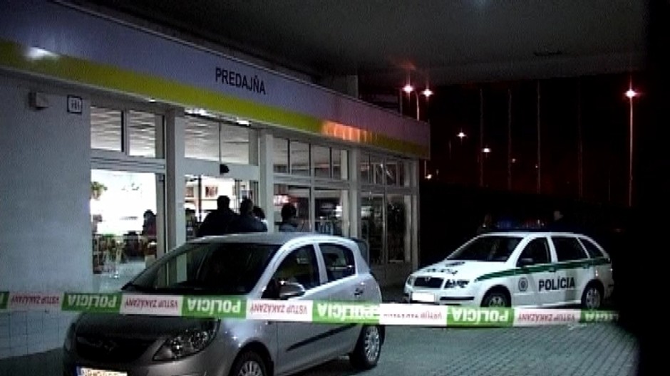 prepadnuta benzinka vecer vonku policajna paska a auta