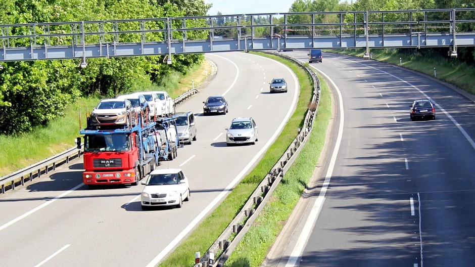 diaľnica mýto autá ilustračné foto (cropped)