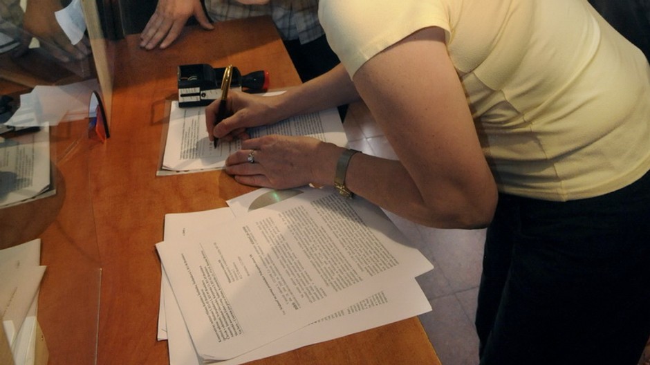 ruka vypisuje staznost