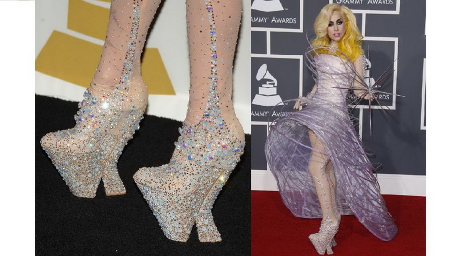 lady gaga kostym a topanky na vysokych podpatkoch plus platforme