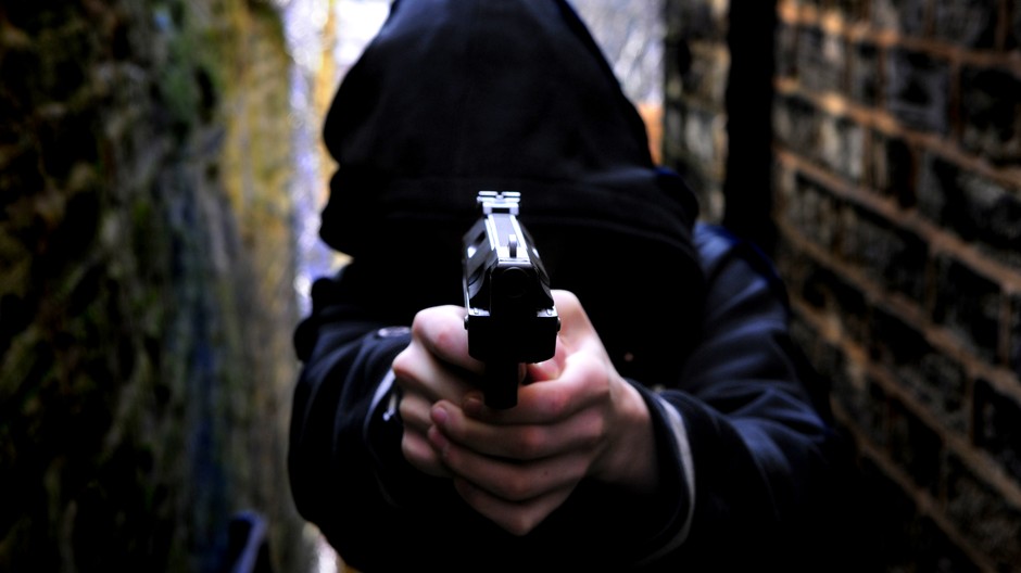 muž kapucňa tajný zbraň ilustračné foto