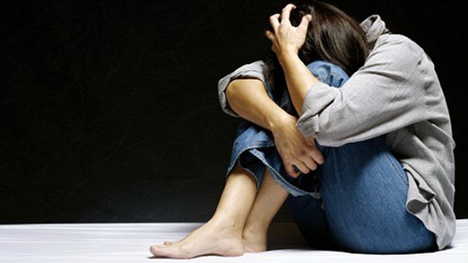Obeť fyzického násilia, dievča si kryje hlavu