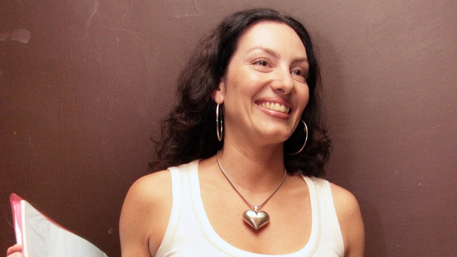 hasprova v ruke papiere