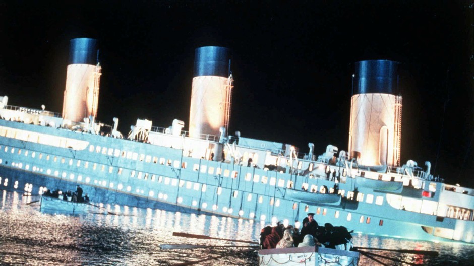titanic sa potapa, zachranny cln v popredi, fotka z filmu
