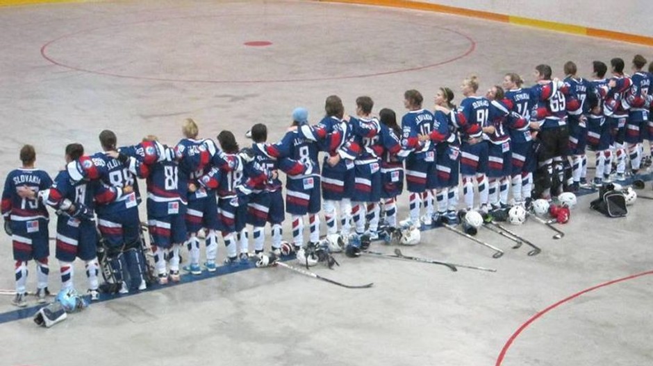 hokejbalistky hymna.jpg