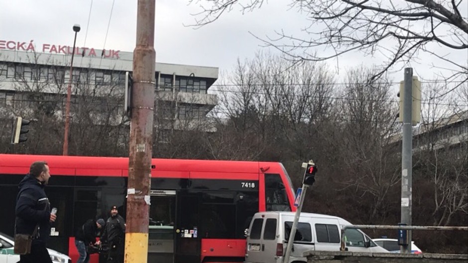 Doprava v bratislavskej Dúbravke zostala ochromená. Auto sa zrazilo s električkou