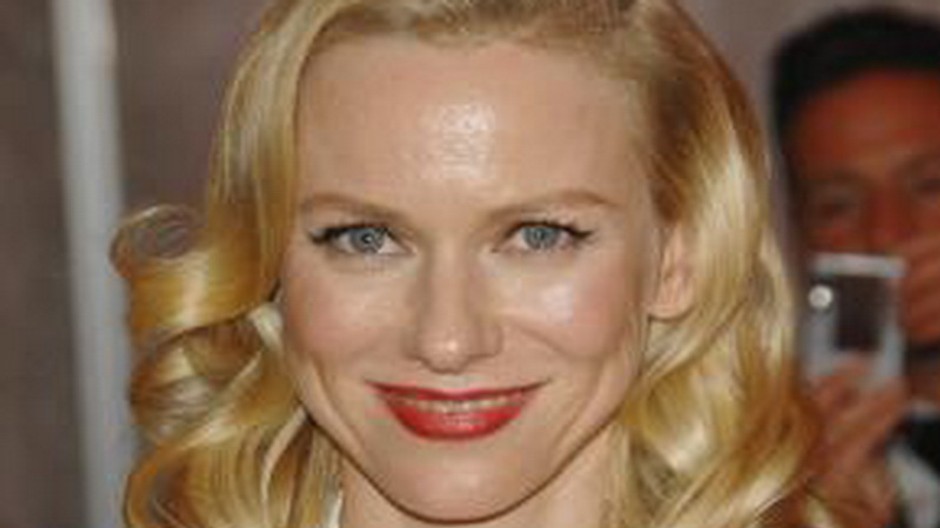 Naomi Watts, detail, úsmev, červené pery, biele šaty, lokne, kučery, vlny