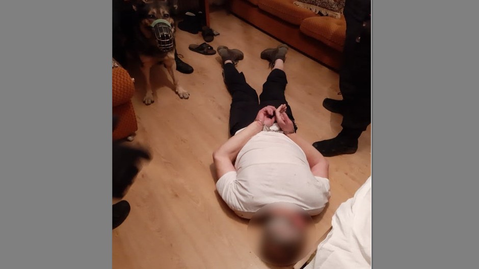 Muž mal fyzicky zaútočiť na manželku. Po príchode policajtov sa vykrikoval, že každého zabije