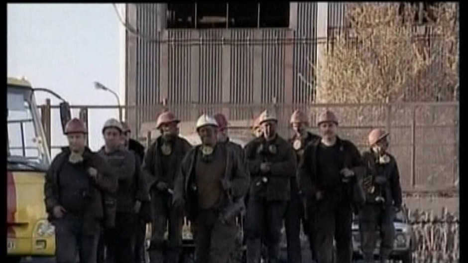 skupina banikov stoja vonku