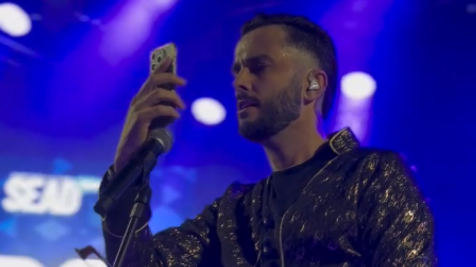 Simao Wolf telefonuje s mamou