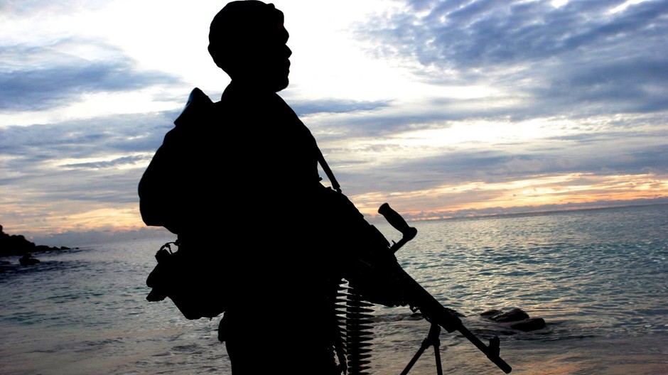 Muž so samopalom v ruke ilustračné terorista more