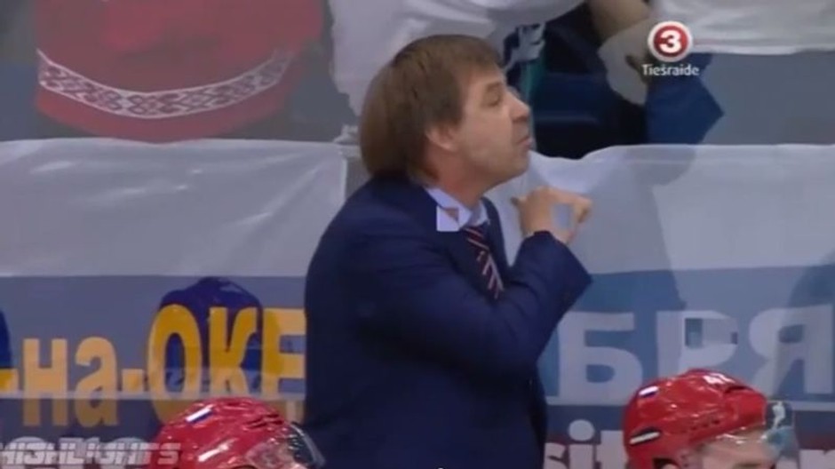 Znaroksovo gesto podrezania počas semifinále MS 2014 so Švédskom asistentovi švédskeho trénera