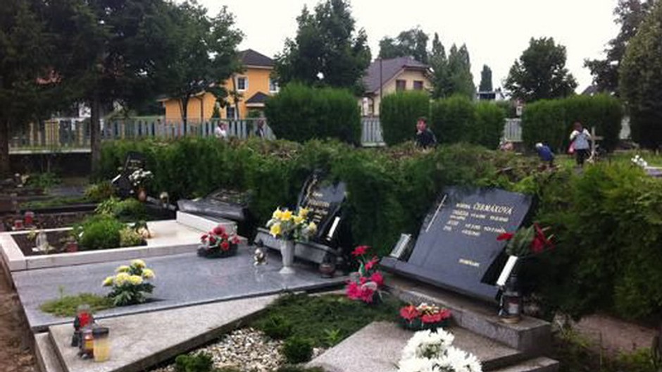 hroby_zničené_Rohožník_neznámi vandali