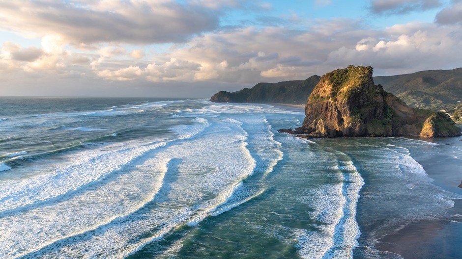 lion-rock-piha-beach 