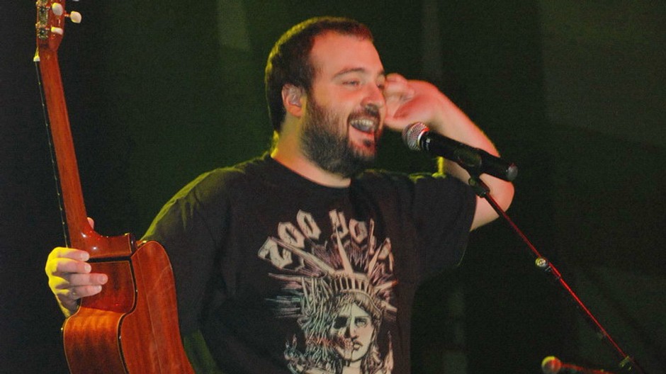 Ivan Tásler spieva, gitara, čierne pozadie