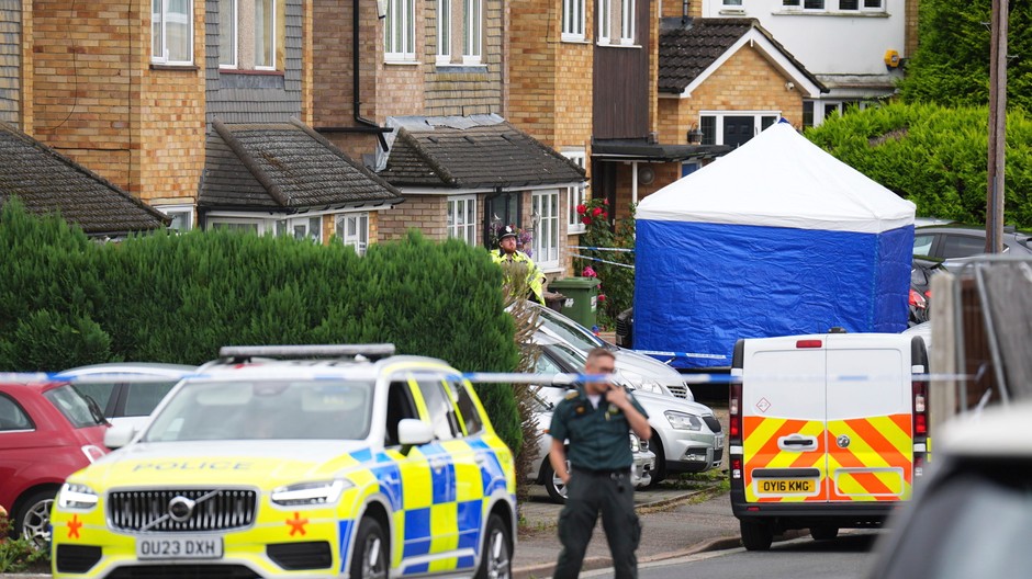 Polícia a záchranné zložky na mieste činu v meste Bushey