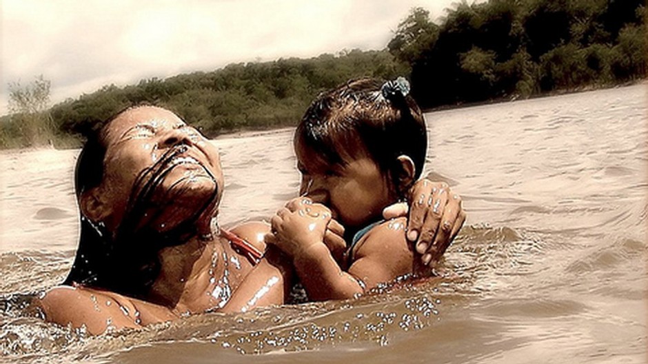 zena s dietatom vo vode