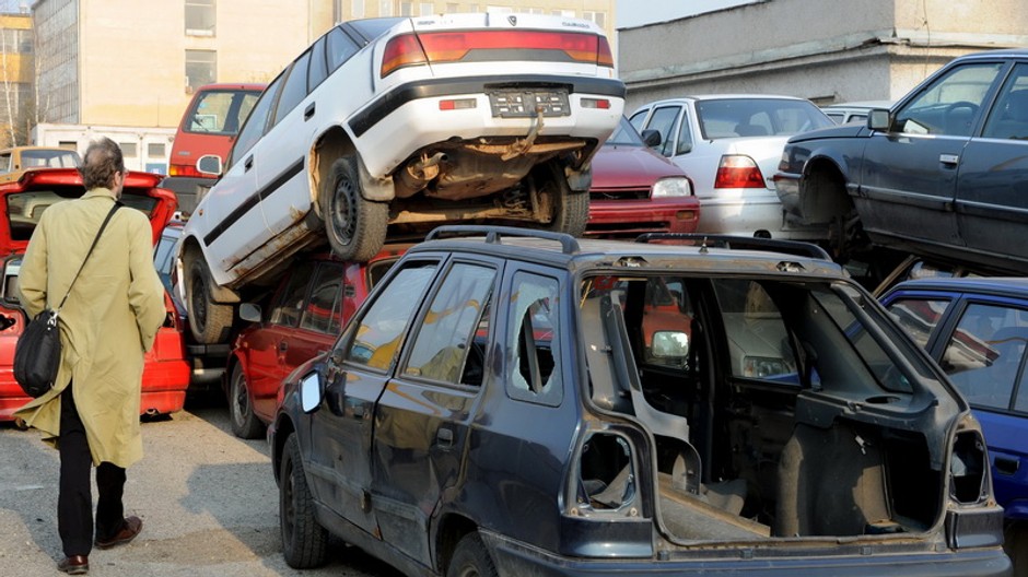 auta srotovne muz odzadu