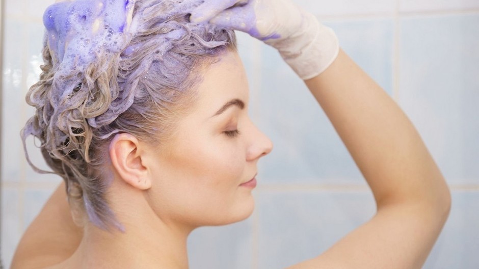 umývanie vlasov, fialový šampón