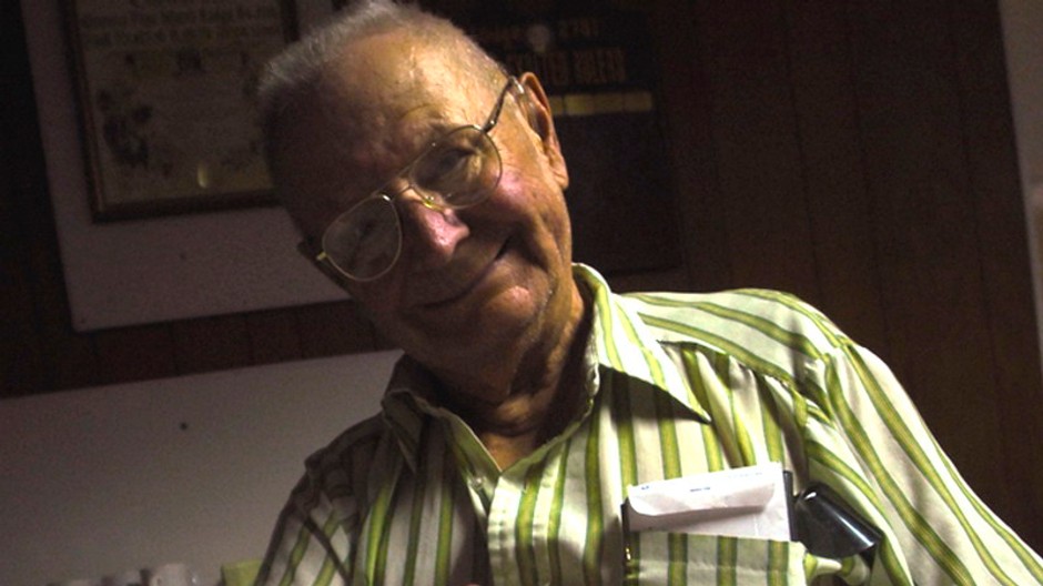 Dôchodca s obálkou vo vačku