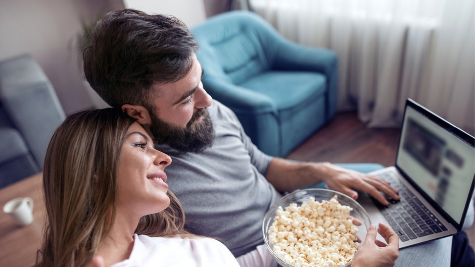 PR správa žena muž počítač popcorn 