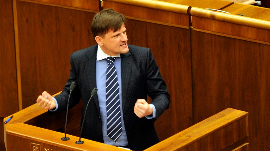 Alojz Hlina zaťaté päste