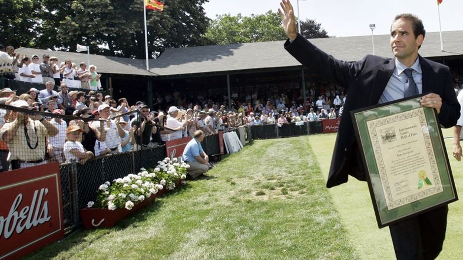 Sampras v obleku na tráve