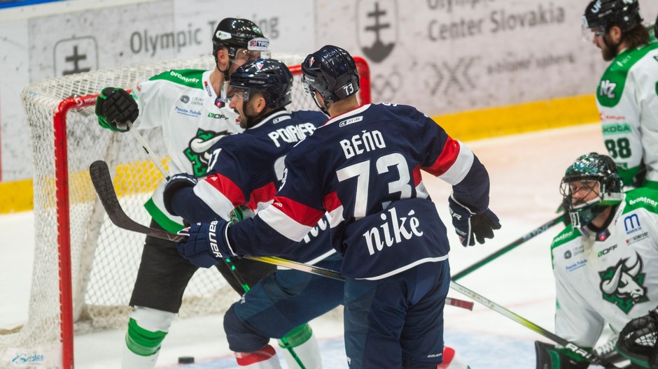 Peter Novajovský (Nové Zámky), Michal Beňo a Emile Poirier (obidvaja Slovan) počas 38. kola Tipos extralig