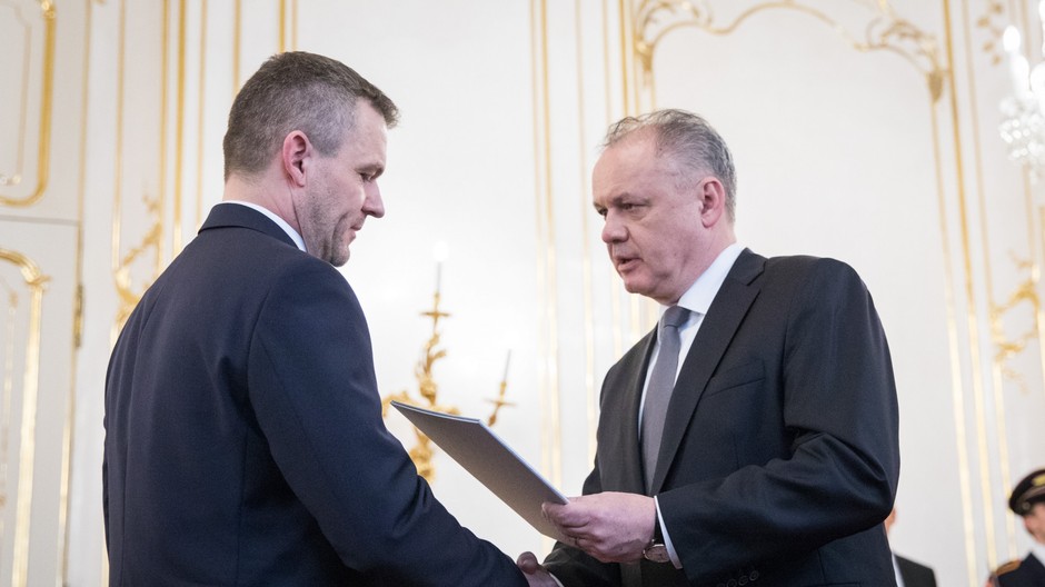 Kiska podáva ruku novému predsedovi vlády Pellegrinimu