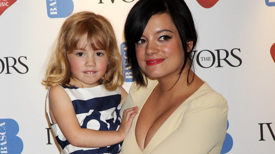 Lily Allen, dieťa na rukách, polocelok