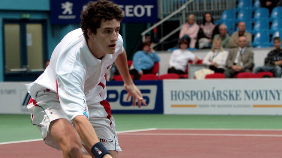 cervenak odbija lopticku