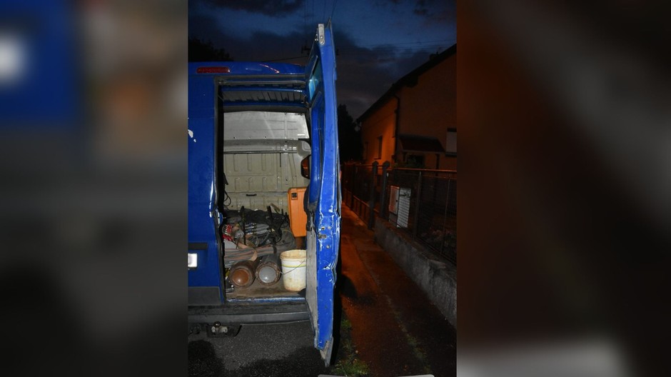 zavretý zlodej v dodávke