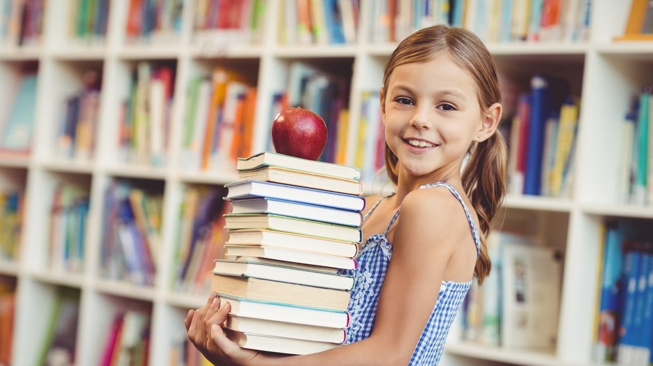 Dievča, škola, knihy.jpg