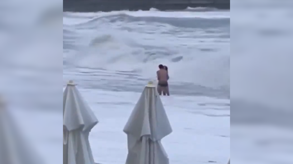 Ženu stiahla vlna do mora