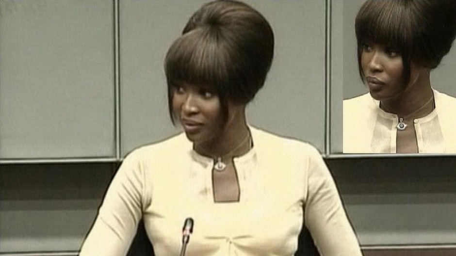 Naomi Campbell, dvojfoto, v Haagu na súde