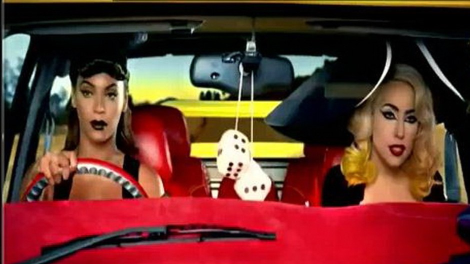 Beyonce a Lady Gaga v aute, pohľad cez čelné sklo