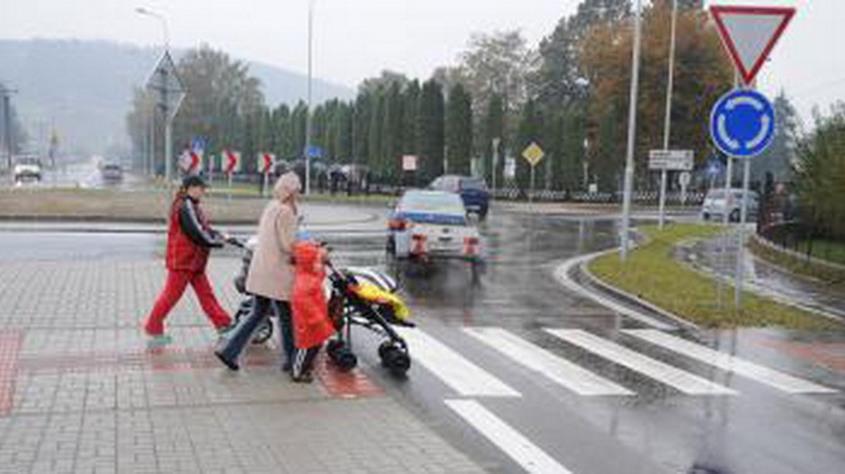 Priechod pre chodcov, zebra, daždivo, ľudia, aj deti, značky