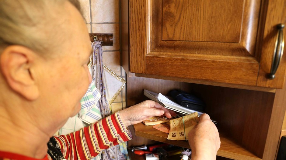 Dôchodkyňa s peniazmi.jpg