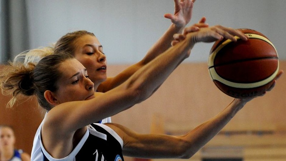 basketbalistky v súboji