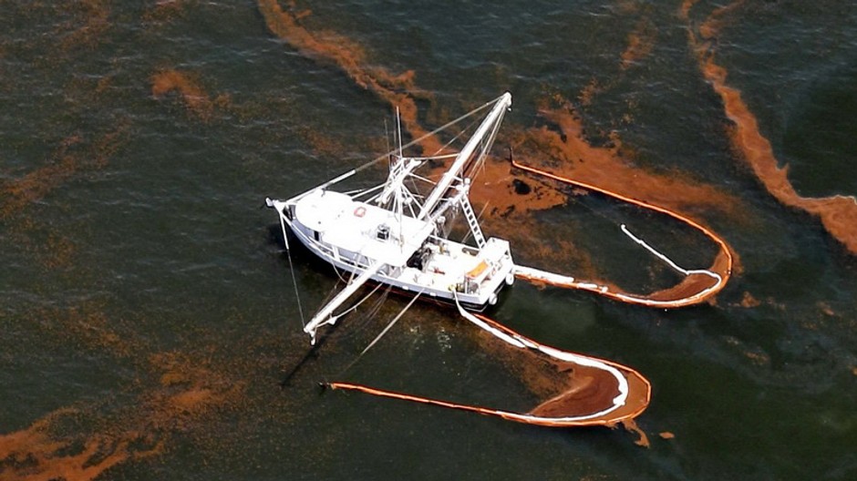 Loď zbiera olejovú škvrnu z potopenej ropnej plošiny v Mexickom zálive