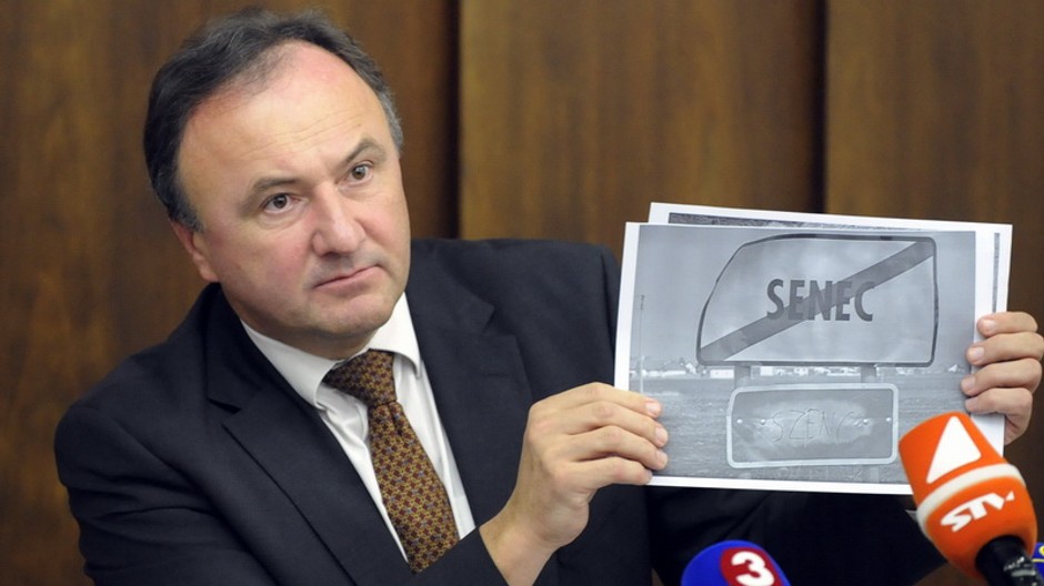 Pál Csáky ukazuje dokumentáciu o premaľovaní maďarských označení obcí na Slovensku