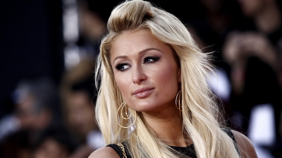 Paris Hilton pozera nabok