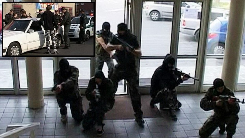 Teroristi v skole-maturanti nakrucaju video na stuzkovu kolaz policajti auta