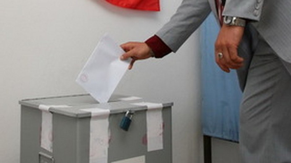 volby, muz hadze obalku do urny