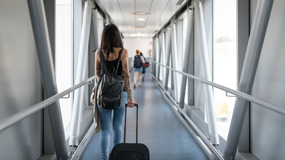 žena nastupuje do lietadla