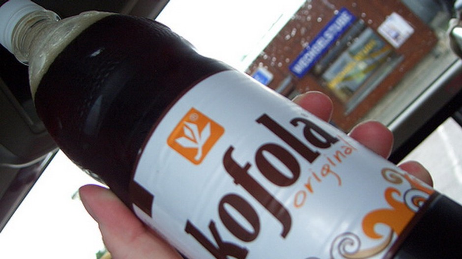 kofola plastova flasa v ruke