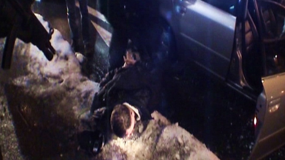 Zatýkanie muža policajtami, sneh