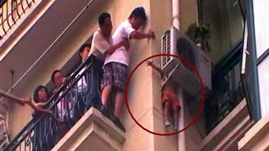 Chlapček vypadol z balkóna, Čína, klimatizácia