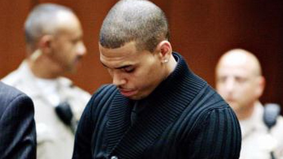 chris brown sklana hlavu vo svetri na sude