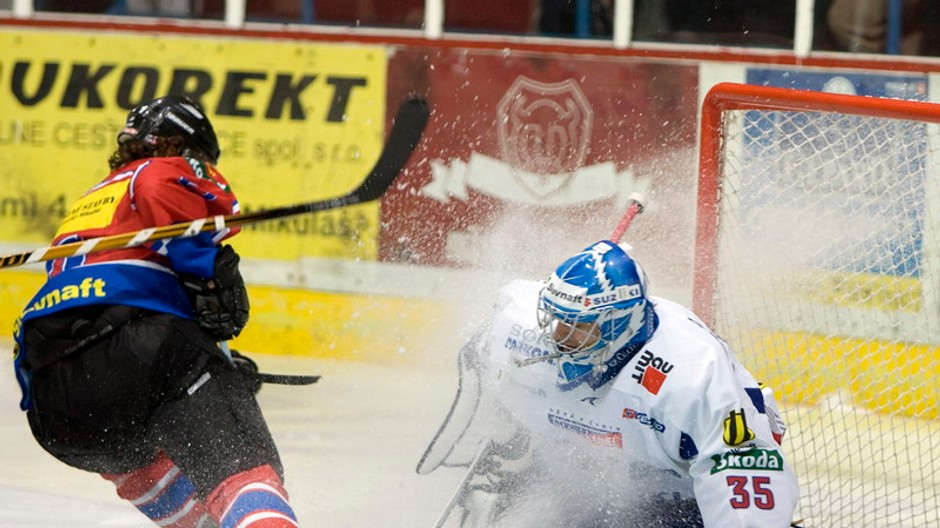 hokejisti pred brankou ilustrak